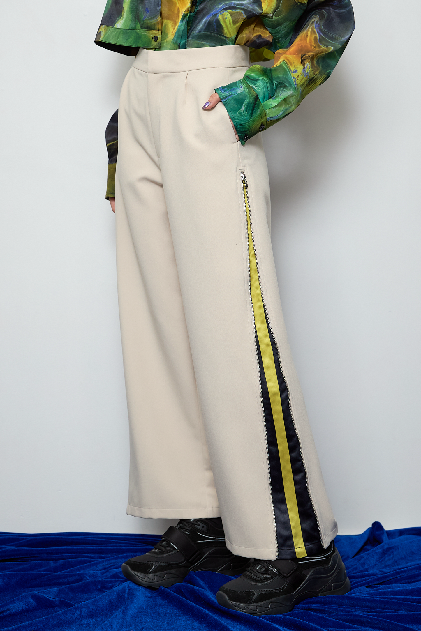 Side line color pants