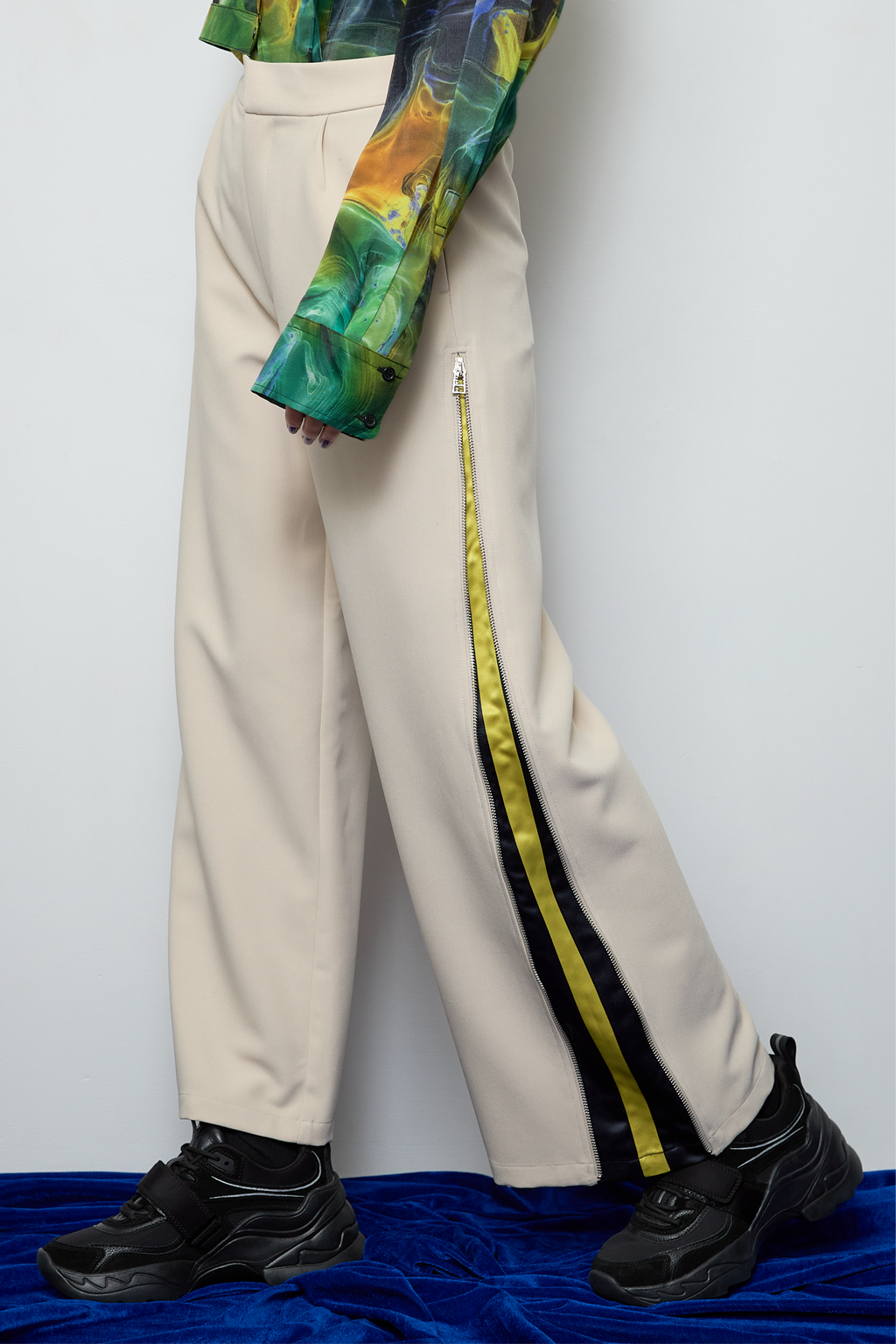 Side line color pants